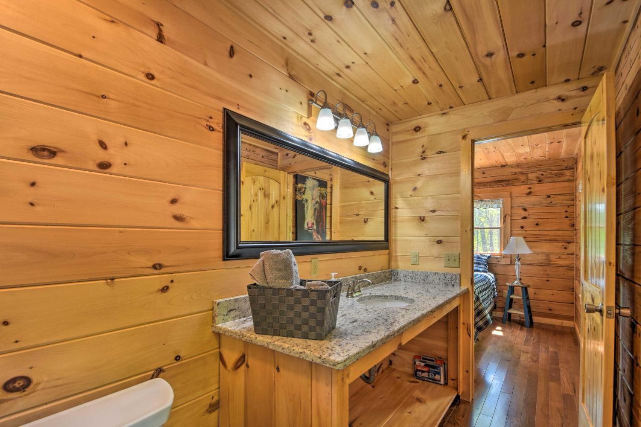 Murphy Cabin With Spacious Deck And Forest Views! Bagian luar foto