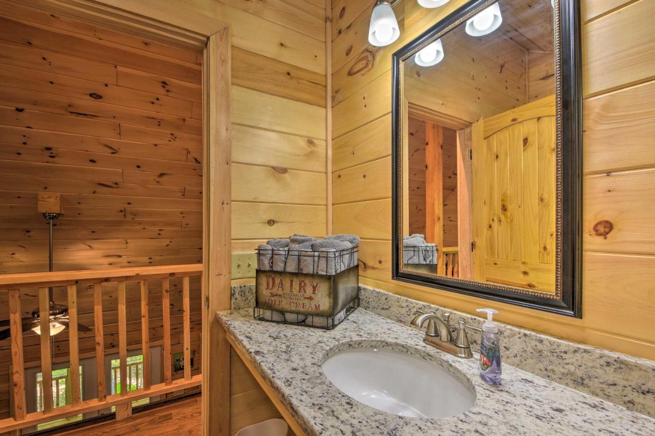 Murphy Cabin With Spacious Deck And Forest Views! Bagian luar foto